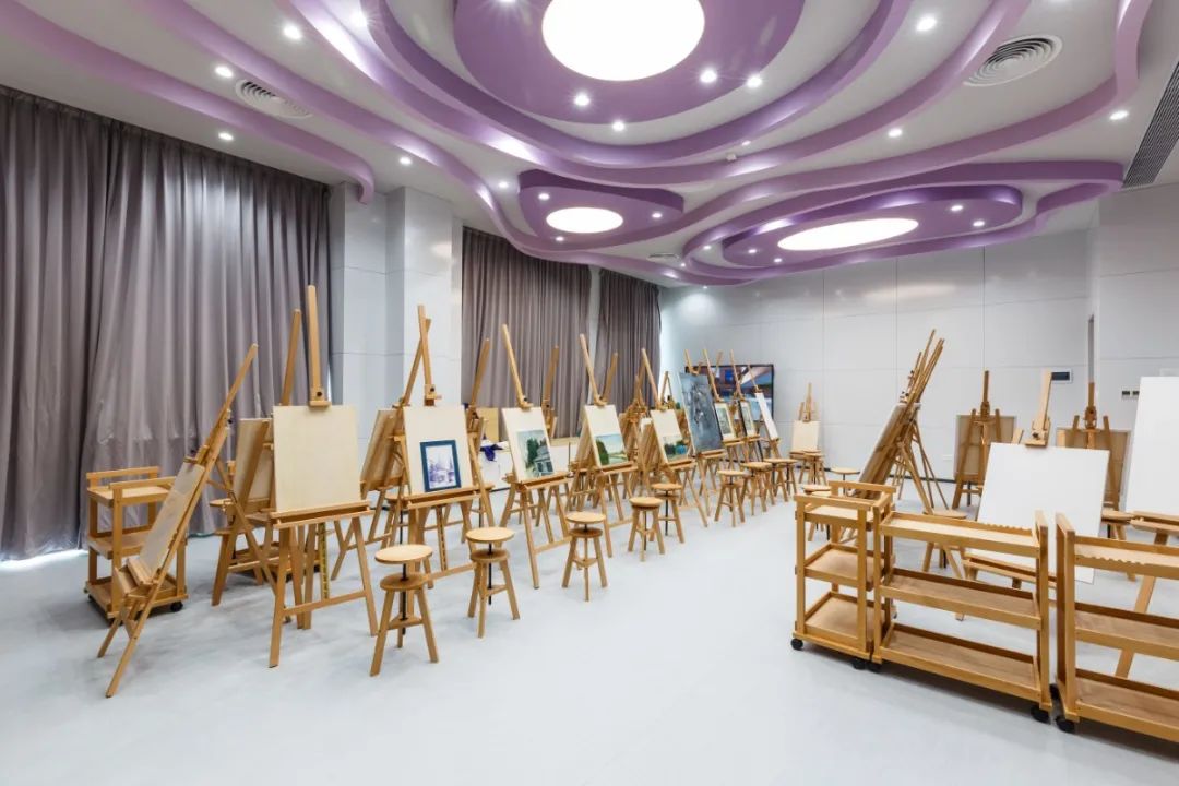 东莞市嘉荣外国语学校美术教室