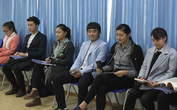 广东学传媒播音主持班哪家好