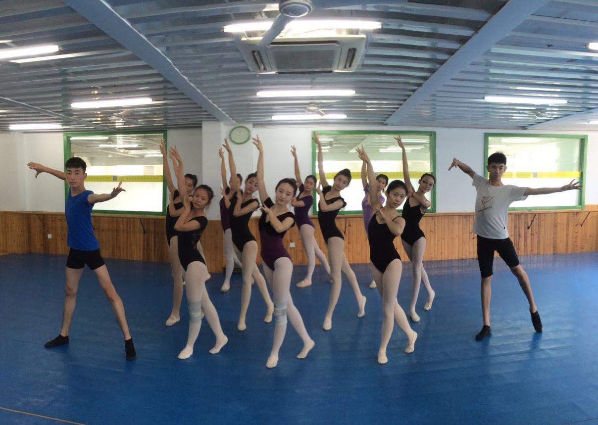 湛江舞蹈高考培训班_舞蹈专业压腿的技巧有哪些？