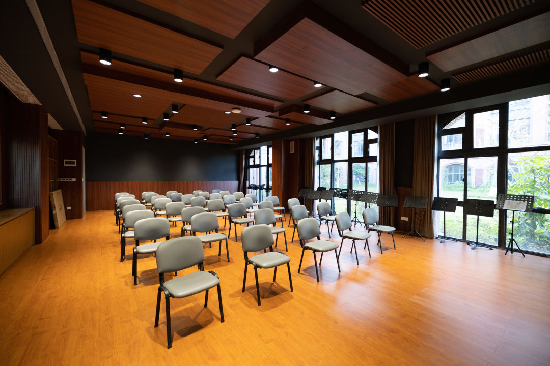 东莞市嘉荣外国语学校音乐教室