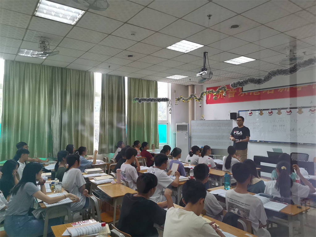 作曲艺考培训班上课